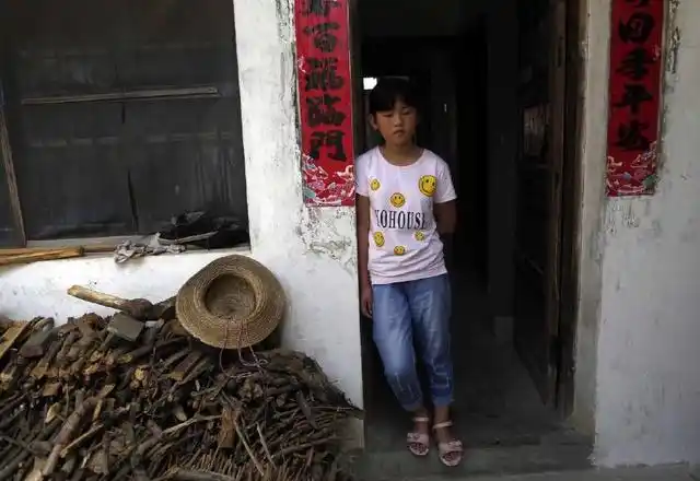 大山里12岁少女开启特别的暑假 洗衣 做饭 卖菜