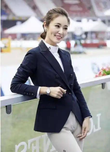 43岁林心如近况终于"放开了",罕见时尚裙配大红唇,美得不敢认_造型