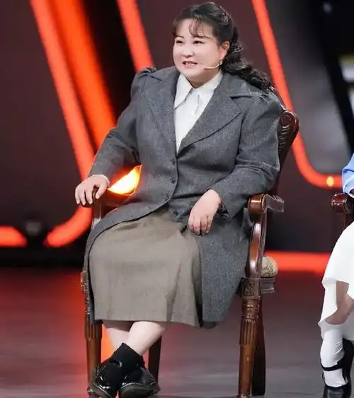 贾玲首度公开瘦100斤海报,全身肌肉轮廓明显脸小一圈