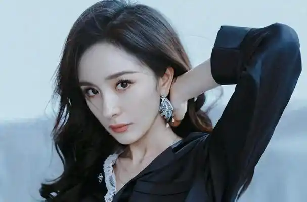 杨幂"陪酒照"流出,网友感慨:岁月不饶人,明星也难逃中年危机