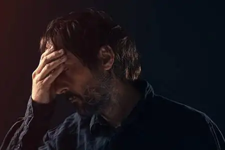 沮丧悲伤的中成年男子男人心碎的低调肖像心烦意乱的心态和背景图片