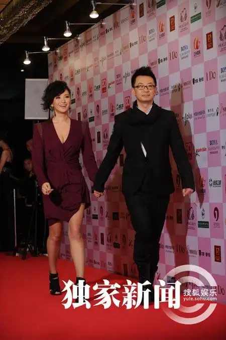 黄海波莫小奇公开亮相 甜蜜牵手承认恋情