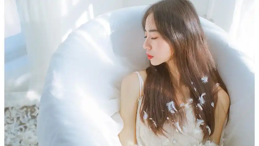 浴缸里的性感蕾丝吊带美女高清桌面壁纸