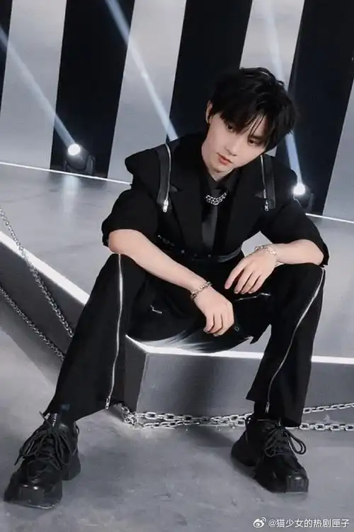 宽肩细腰长腿,我说马嘉祺的身材也是仙品期待嘉祺明天上午10点的个人