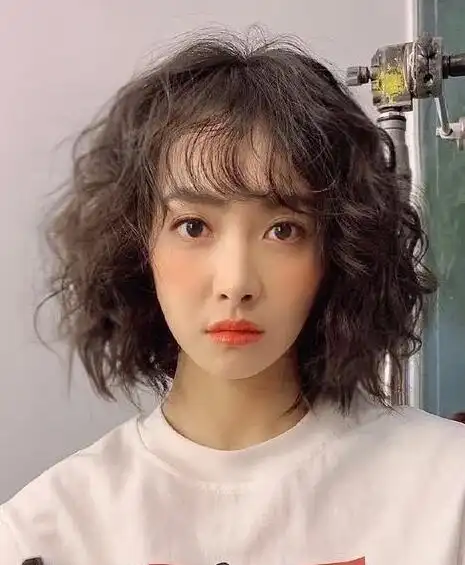 2021羊毛卷短发齐肩,可爱造型就选短发吧_发型造型_宝妈时尚生活网