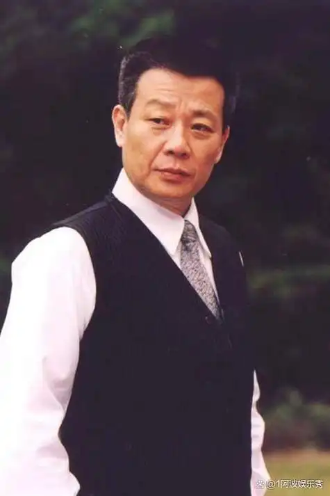 他是影视圈的实力派,却有两个老婆,还相互照应