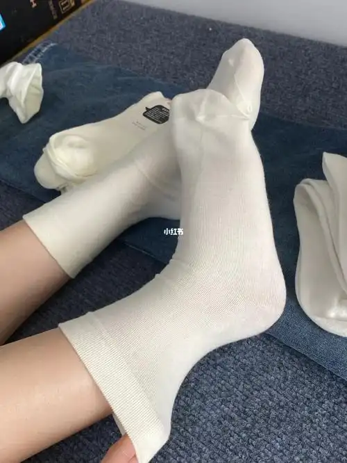 夸夸这双白袜子!质感真的很好穿!上脚质感也是很绝!