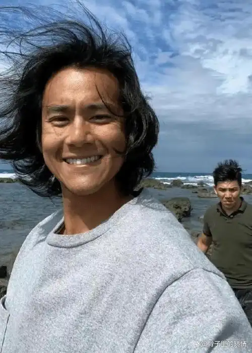 彭于晏在香港近照曝光,皮肤粗糙暗黄模样大变,胡子太长显邋遢