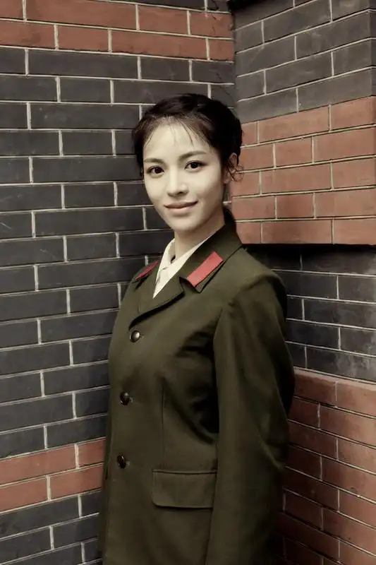 芳华女主角钟楚曦军装帅气亮相上影节红毯