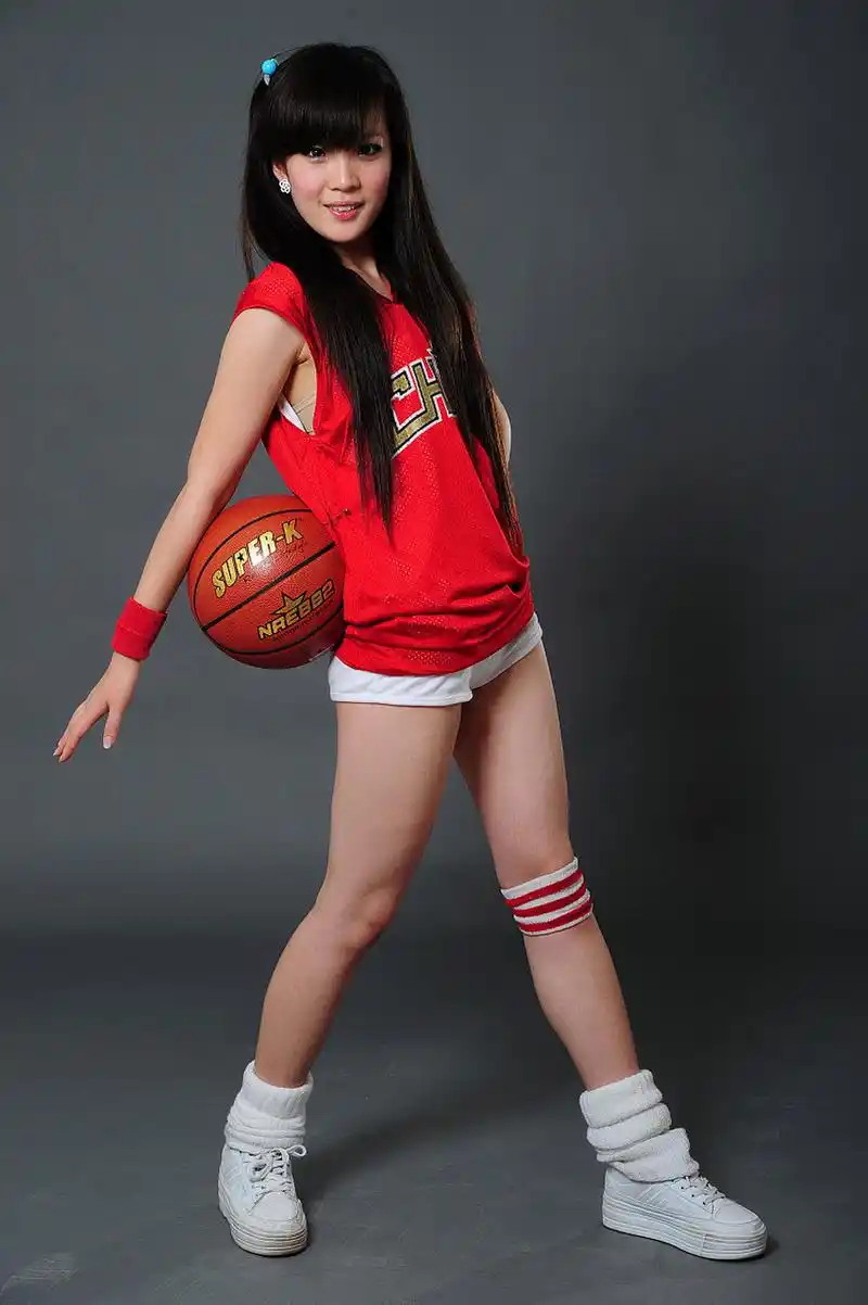 女篮张子宇,年仅16岁,身高却已达到了2米28,比姚明还要高出2厘米!