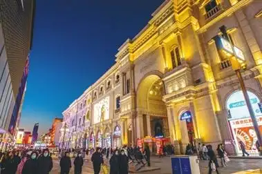 沈阳中街灯火辉煌中的喜庆与温馨