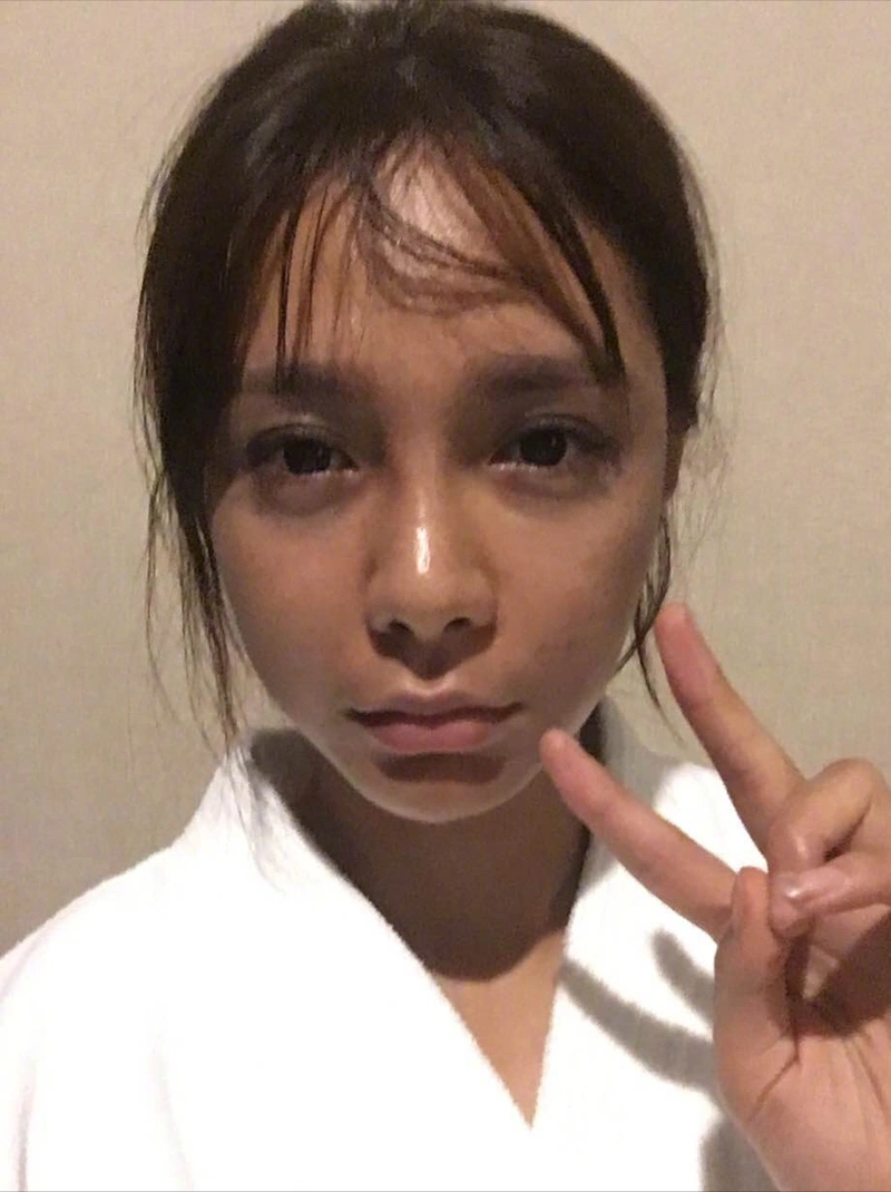 沈梦辰自晒黑照!称是宋小宝联名皮肤,新综艺自黑停不下来_网友