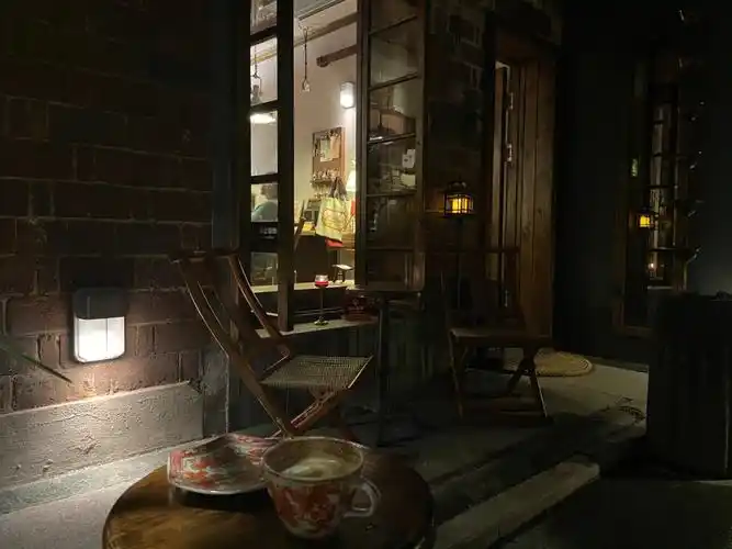 晚上吃完饭散散步走到了这家位于万达写字楼后巷的青山书房晚上的书房