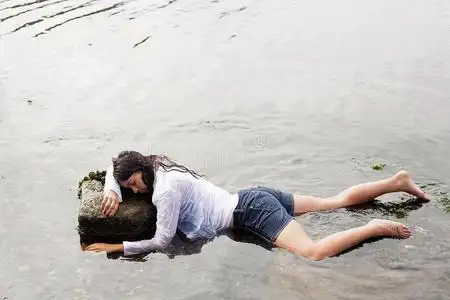 死去的美女图片