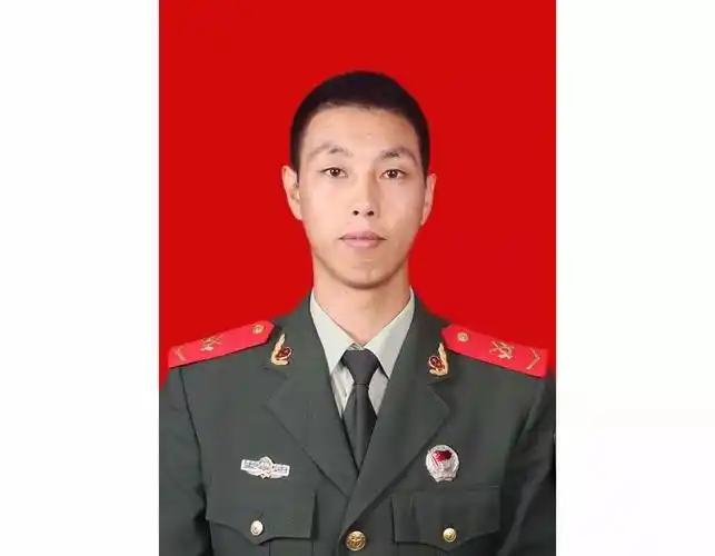 男,回族,阿坝州松潘县人,1995年10月生,2014年9月入伍,武警下士警衔