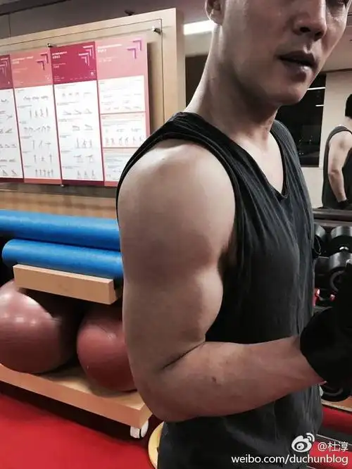 杜淳晒照秀发达肌肉,粉丝表示赶紧找个女朋友吧!