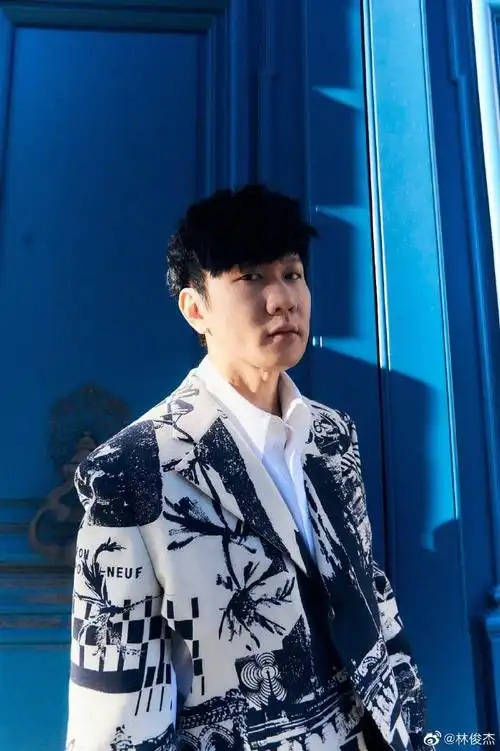 去年帅哥@林俊杰在巴黎的街拍  今年会是什么造型呢?好期待!