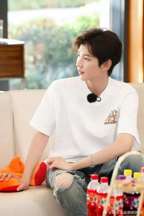 王源[超话]##王源客厅狂欢巡演# wy#王源哈尔斯全球品牌代言人#   "