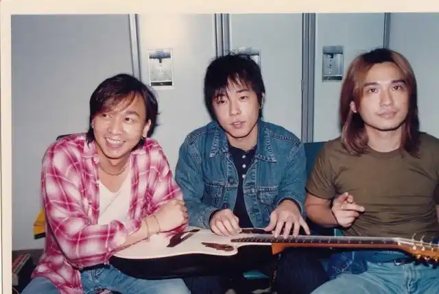 能说明beyond的其他三子就一定不行了,其实,家驹过世以后,beyond三子