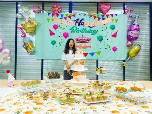 铺满精致甜点,可口零食的桌子 精心布置的办公室生日会现场 这是人事