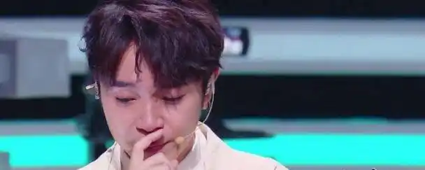 华晨宇在跑男为什么哭了跑男华晨宇撕名牌哭了全程