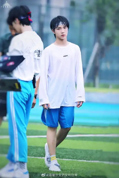 来看看tf家族运动会三代小朋友苏新皓!是拥有八块腹肌的小朋友