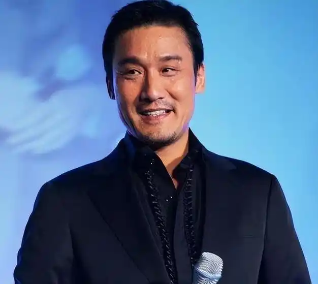 梁家辉为何被称为千面影帝从变态阿婆到西装帅哥换装随便演