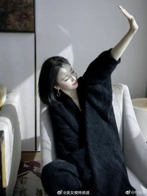 佟丽娅短发造型拍写真温婉清冷穿黑色居家服露香肩锁骨