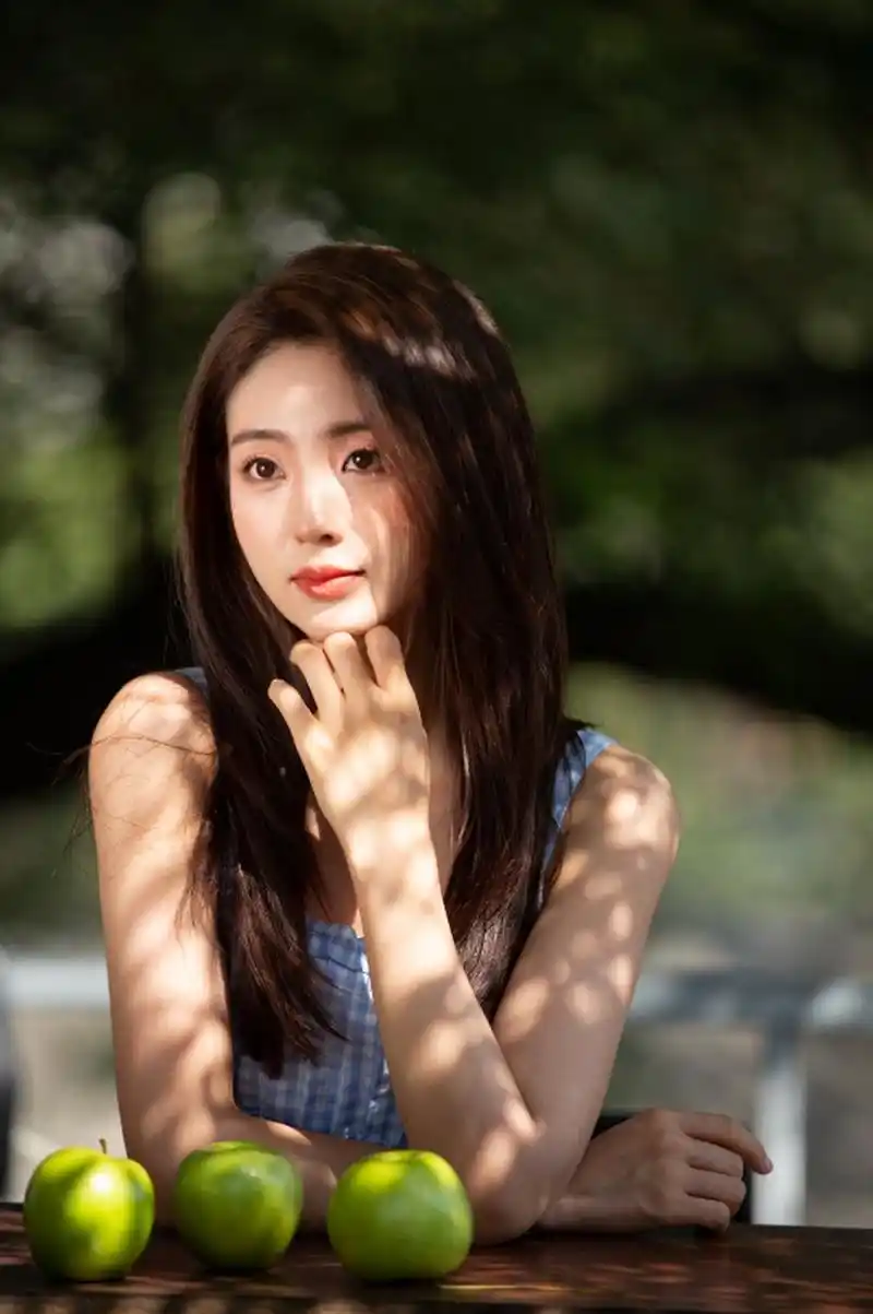 白皙水嫩肌肤,明艳动人,少女感十足.