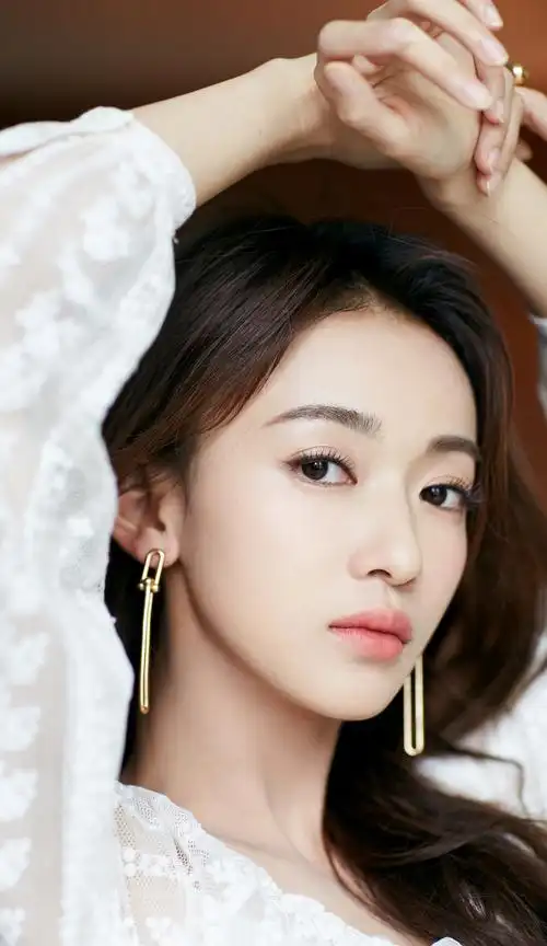 吴谨言宣传美图身穿一款白色印花纱裙优雅靓丽