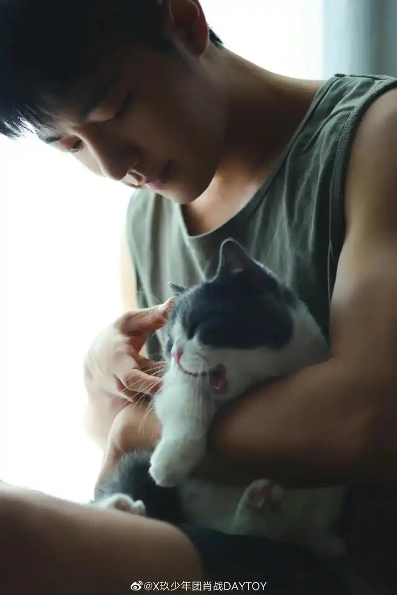 肖战的小飞侠 #肖战晒与坚果合照说好久不见#向全世界安利最 - 兑音