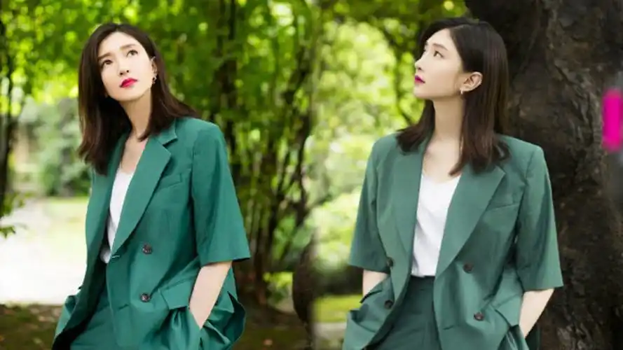 江疏影墨绿西装穿出高级感 直言女星30岁后戏路有局限
