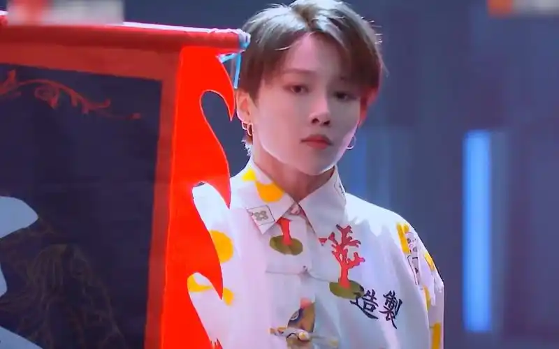 蒙面舞王刘雨昕中国风表演燃爆全场现场欢呼不停