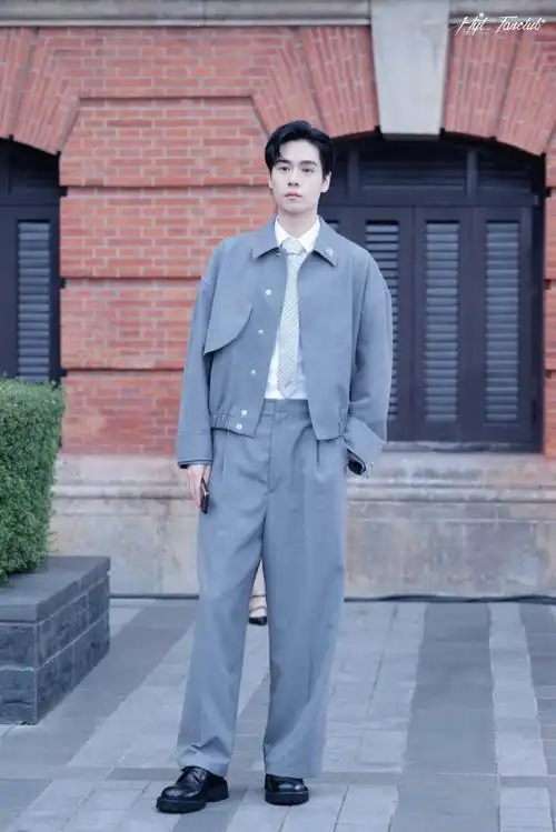 被内娱腿精硬控30秒#风尚之夜红毯上的张艺凡,高伟光和胡一天腿怎么