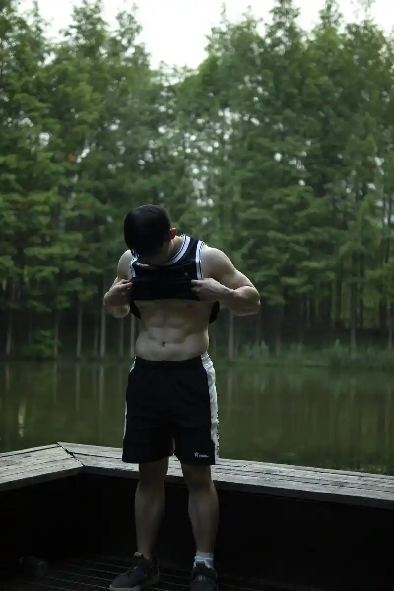 "审美无标准,你爱即高级"#抖音潮流艺术节 #腹肌#男友臂# - 抖音