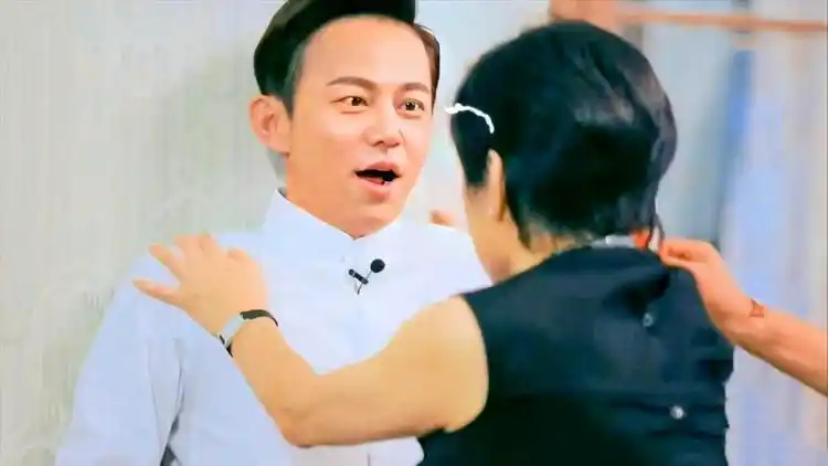 当明星被"壁咚"是啥反应?谢霆锋一秒娇羞,何炅腿都软了_网易视频