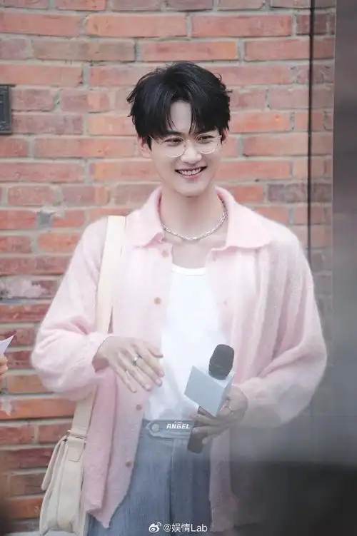 周柯宇粉色开衫造型##周柯宇金丝眼镜杀