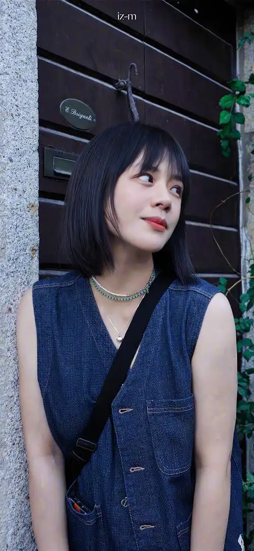 在光影的舞台上,马思纯以她那不羁的笑容和灵动的眼神,演绎着每一个