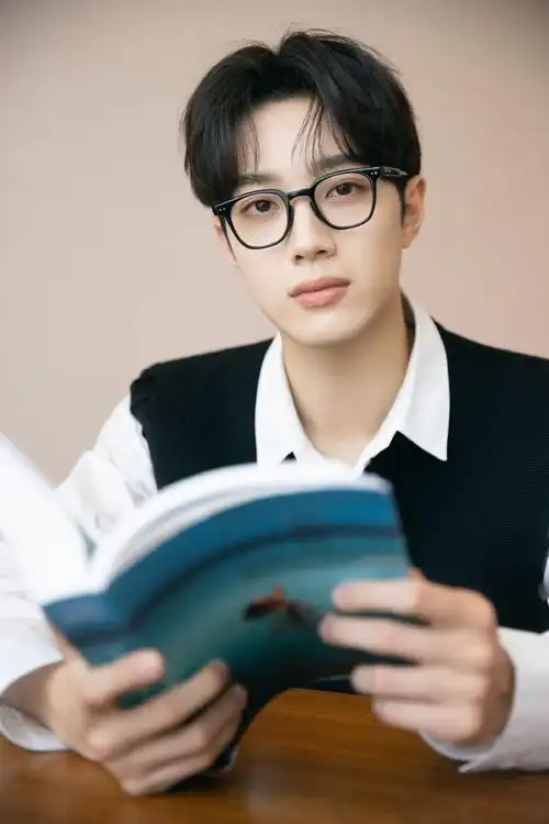 赖冠霖和眼镜的适配度##t风格论坛