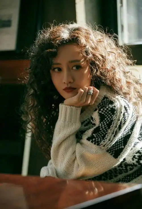 中长港风复古卷发(中年女人别留黑长直)(4)