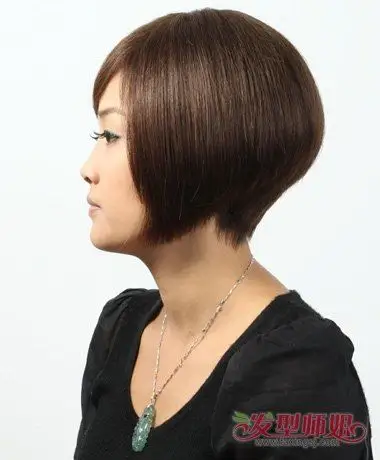 波波头侧分刘海设计闪闪发光棕色头发,显示着肌肤亮白,剪出的多层次