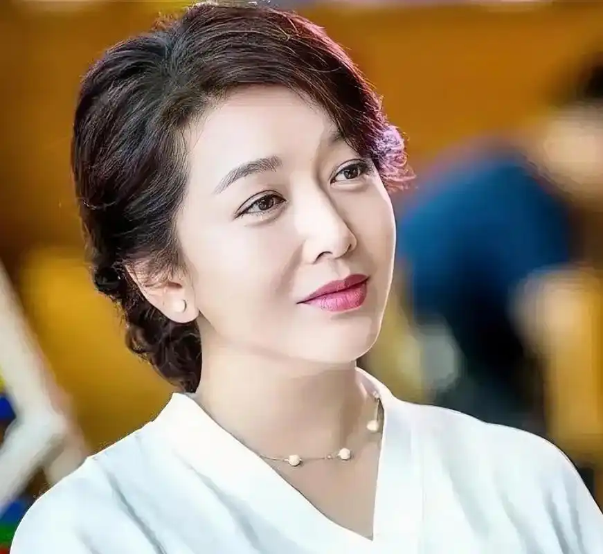 当年,30岁的靳东爱上了39岁的江珊,江珊婉拒说:"小东啊,姐比你大那么