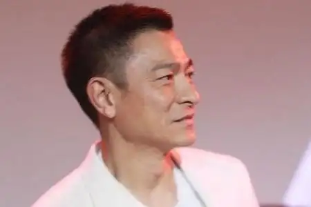 天王回归!刘德华大病初愈面容消瘦,一颦一笑仍具天王气势