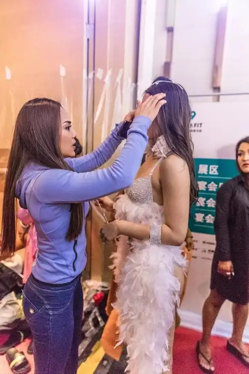 她在机缘巧合之下,认识了现在的师父——张雪菲