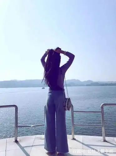 女人的背影,虽衣着朴素,却优雅性感