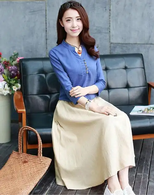 女蓝色上衣搭杏色半身裙套装