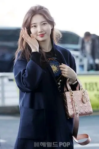 裴秀智启程巴黎时装周现身机场甜美优雅自体发光组图2