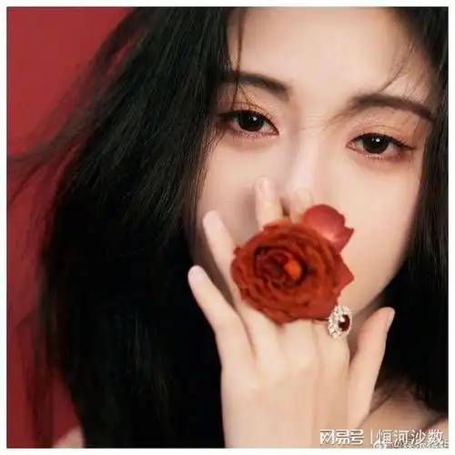 鞠婧祎换新微博头像玫瑰女神魅力四溢