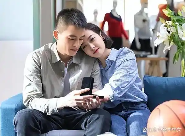 36岁马思纯与男友定居国外!一起看球赛感情好,戴着婚戒疑已结婚