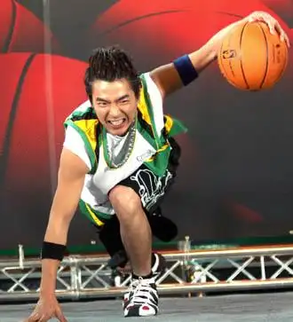 李威自曝爱打篮球成痴 冷落女友导致分手(图)